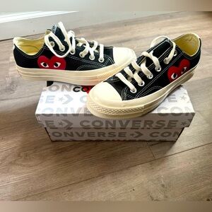 Size 7 women/5 men Converse Play